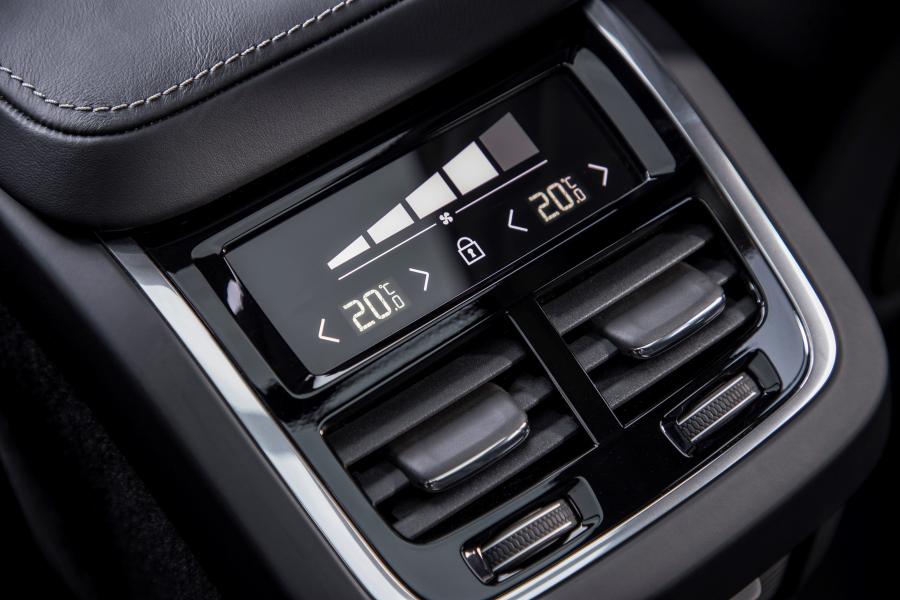 Детали интерьера Volvo XC60 D4 Inscription 2017 года  (UK) (фото 156 из 172)